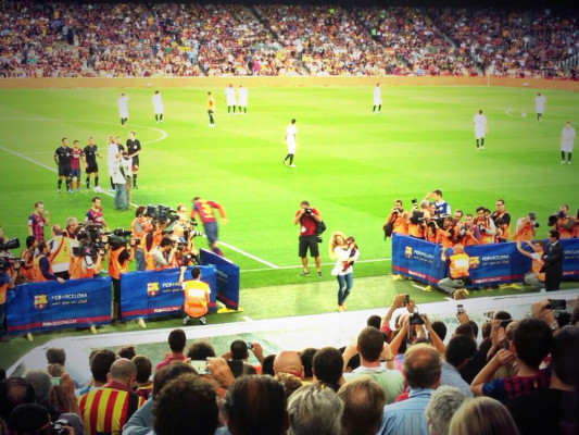 Shakira y Milan alentan a Piqué en el Camp Nou