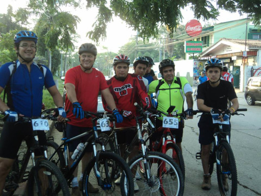 Dejó el casco de la Enee por el de ciclista