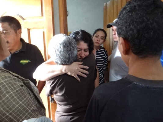 Indignación y dolor en velorio de padre e hijo asesinados en Lempira