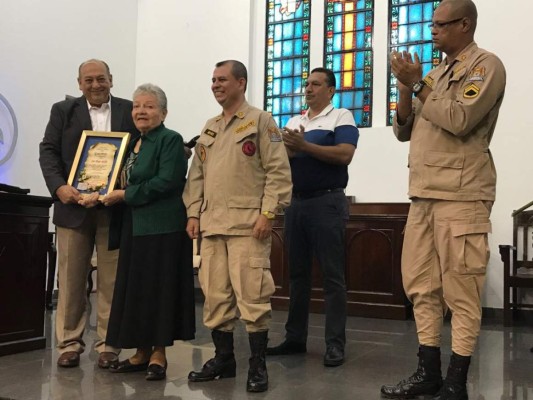 Primera mujer bombera de Honduras es homenajeada