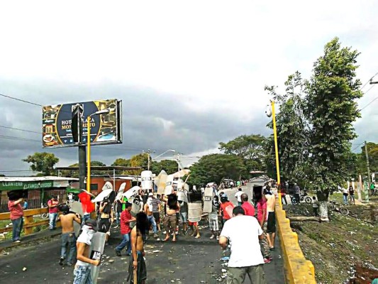 Bloqueos en vías del Valle de Sula impiden a miles llegar a sus trabajos