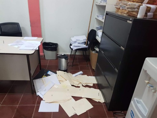 Vándalos destruyen mobiliario y documentos de la Departamental de Educación en La Ceiba