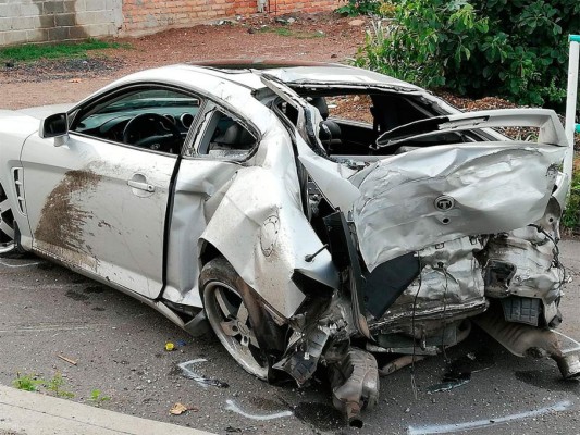 Turismo colisiona contra una rastra en Tegucigalpa