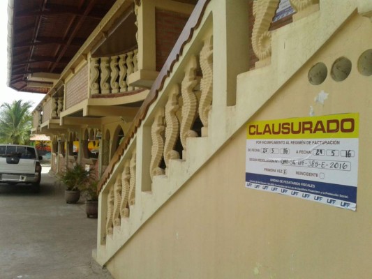 Cierran más de 30 negocios por facturación irregular