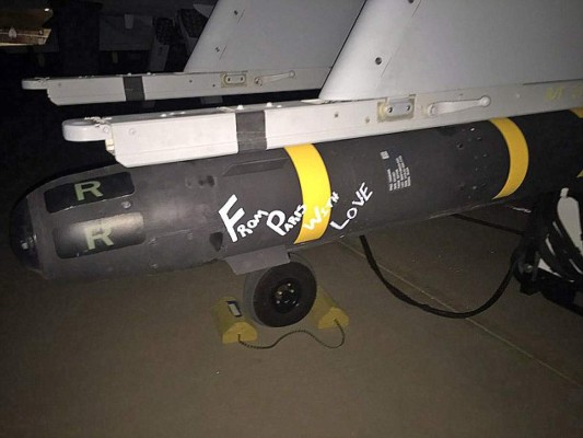 'De París, con amor': El mensaje en los misiles que bombardean al ISIS