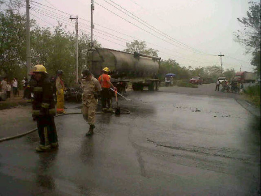 Incendio de camión cisterna provoca caos vial