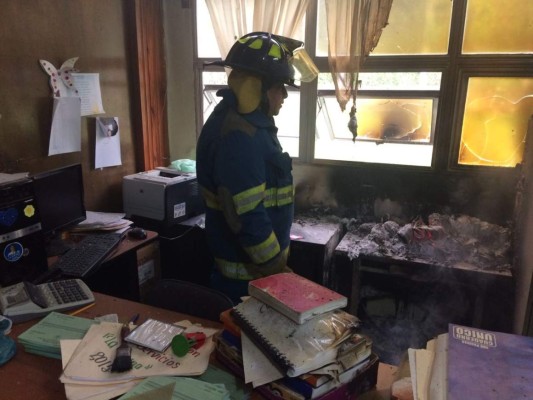 Incendio consume papelería de la Regional de Salud en Copán