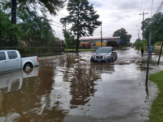 Tela y La Ceiba sufren el castigo del huracán ETA