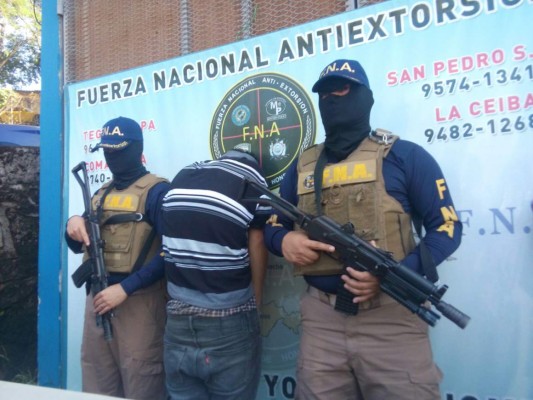 Capturan a menor que entrenaba niños para extorsionar