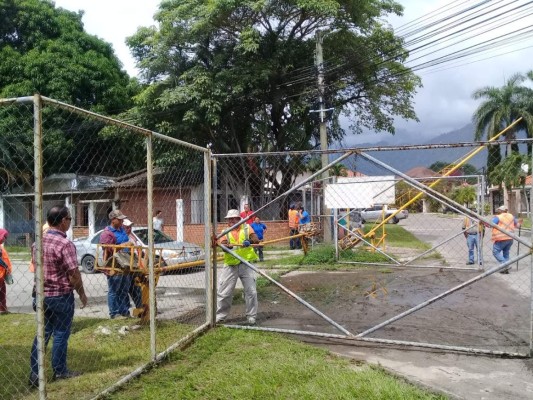 Municipalidad sampedrana retira portones de colonias Los Álamos y Zorzales