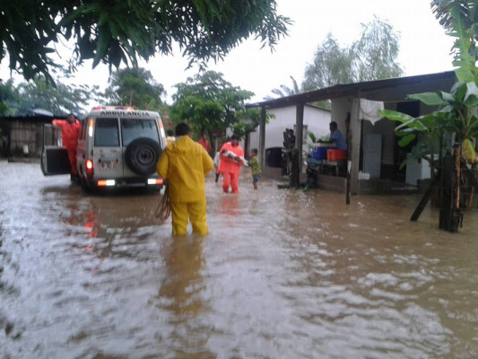 Evacúan a 266 personas en Tela por lluvias