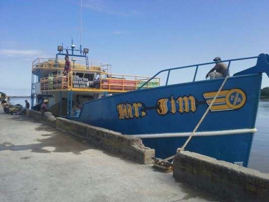 Paralización de ferris deja a cientos de personas varadas en Roatán