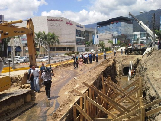 Alcalde supervisa reparación de falla en avenida circunvalación