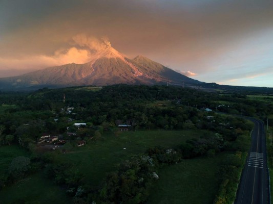 El volcán de Fuego de Guatemala mantiene explosiones moderas y fuertes