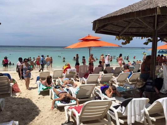 Cruceristas abarrotan la isla de Roatán