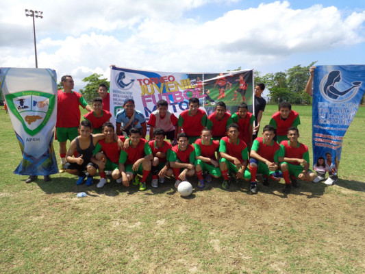 Jóvenes promueven la paz por medio del fútbol