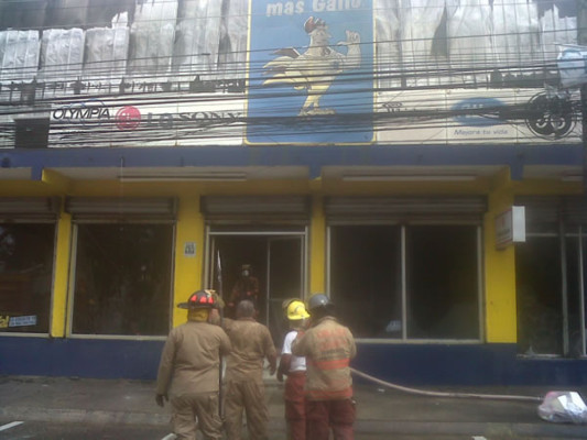 Incendio consume comercial de Puerto Cortés