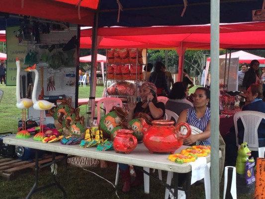 Sampedranos se dan cita al Mercado del Agricultor y Artesano