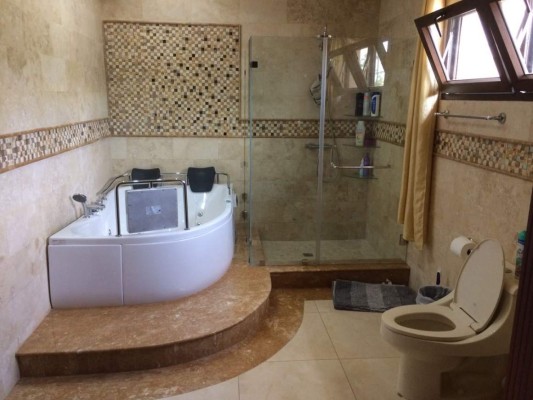 Aseguran bienes a exoficial y red de lavado de activos