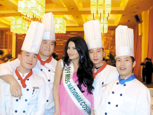 Kenia Melissa Andrade luce orgullosa su premio