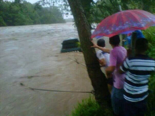 Siguen daños e inundaciones por lluvias en el litoral