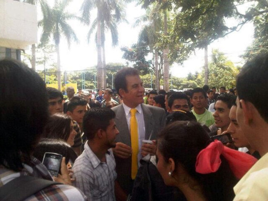 Foro termina en zafarrancho entre Nasralla y Andrés Pavón