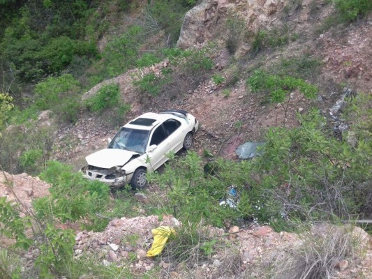 Un vehículo cae a un precipicio en Tegucigalpa