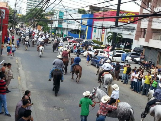 Desfile hípico del Agas en San Pedro Sula