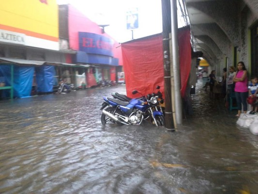 Lluvias inundan el centro de La Ceiba