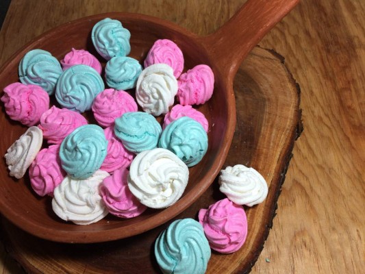 Puede hacer las espumillas de diferentes colores.