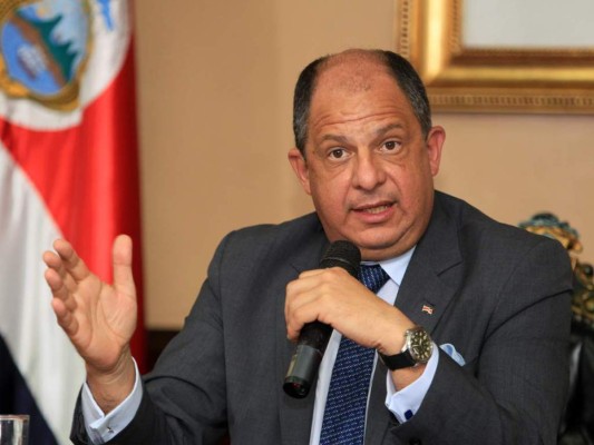 Presidente de Costa Rica, enemigo de los tiburones 2016: ONGs internacionales