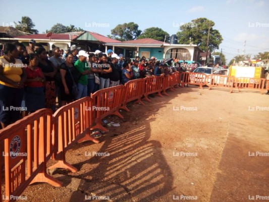 Familiares esperan cuerpos de los 27 pescadores fallecidos en naufragio