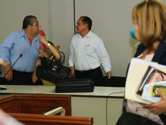 Por falta de testigos suspenden juicio contra exdirectivos de la Fenafuth