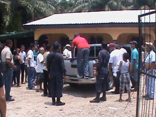 Trasladan a La Ceiba cuerpo de maestro asesinado en escuela de Tela