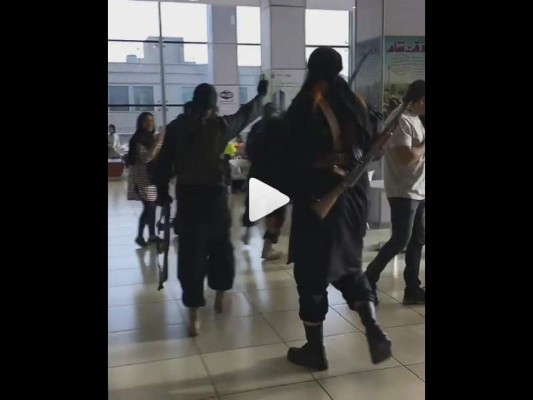 Disfrazados de militantes de ISIS causan terror en centro comercial