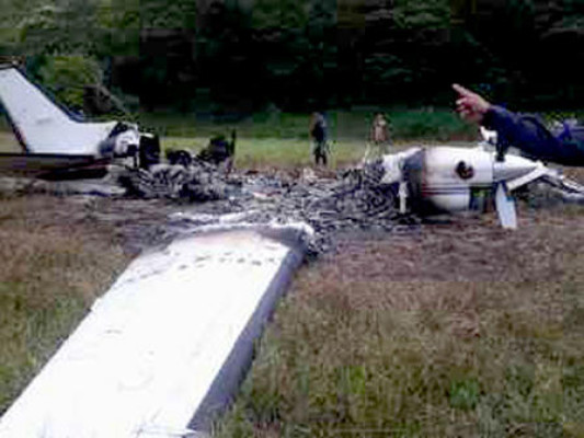 Queman narcoavioneta tras descargar droga en Colón