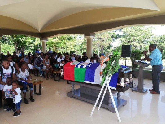 Triste adiós a Walter 'Pery' Martínez en cementerio de La Ceiba