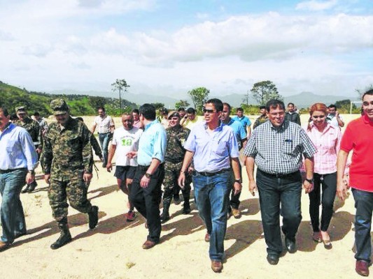 Juan Orlando Hernández anuncia veinte parques de recreación en Honduras