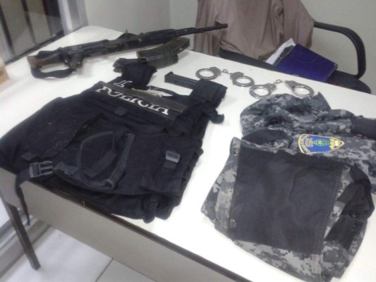 Decomisan indumentaria policial y un fusil AK-47