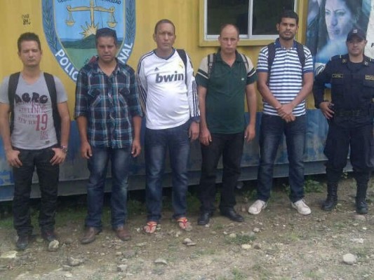 Honduras retiene a 20 cubanos que se dirigían hacia EUA