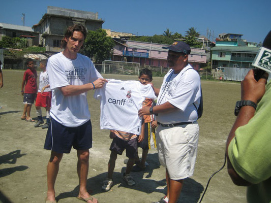 Profesor de EUA usa el fútbol para ayudar a niños