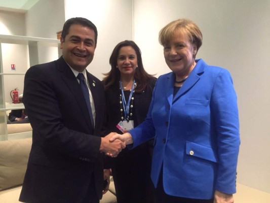 Juan Orlando Hernández conversa con Merkel, Peña Nieto y el primer ministro de Japón