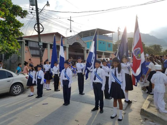 Escolares hondureños rinden homenaje a la patria
