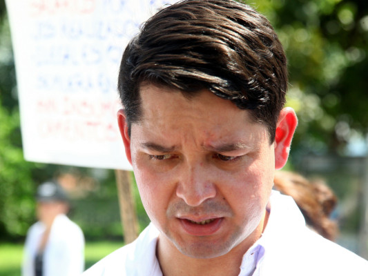 Lobo ordena despedir a 111 médicos en huelga