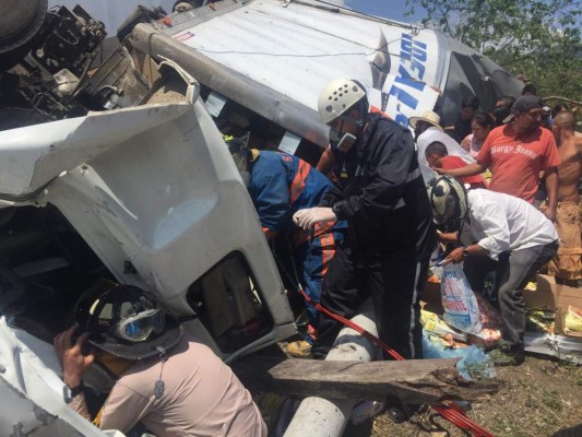 Al menos 12 heridos deja triple colisión entre bus, pick-up y camión en Copán