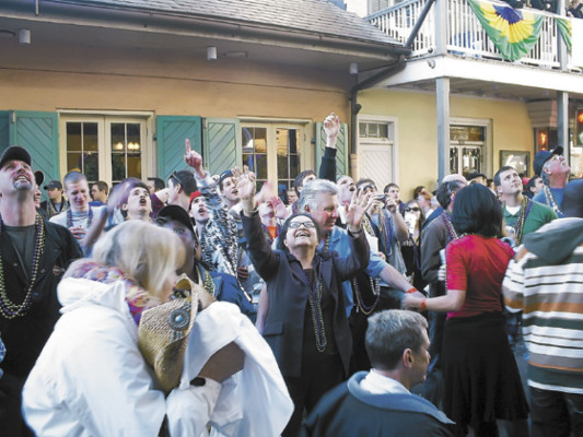 Catrachas han puesto al mal tiempo buena cara