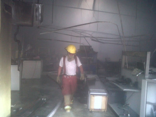 Incendio consume comercial de Puerto Cortés