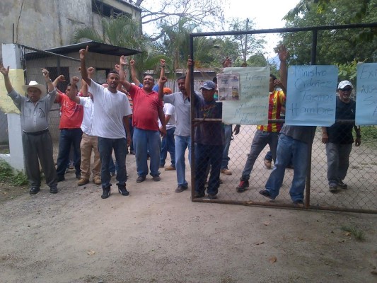 Huelga empleados públicos hondureños por falta de pago