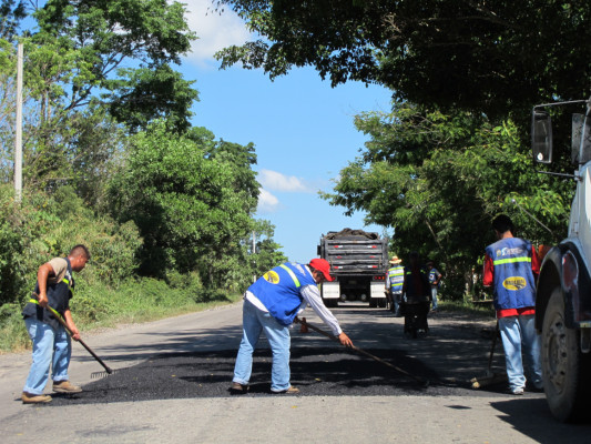 Rehabilitan carretera que conduce a Colón