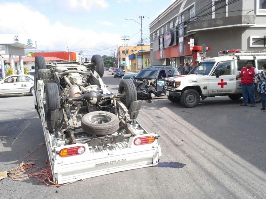 Semáforo sin energía provoca accidente en San Pedro Sula